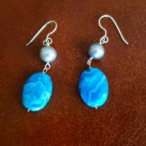 Drop grey pearl and blue stone earring